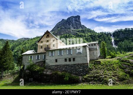 Casa di montagna costruita su una roccia millenaria. Foto Stock