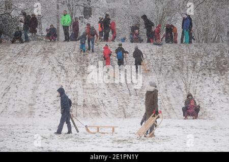 Lipsia, Germania. 09 gennaio 2021. Sleedders nel Parco Clara Zetkin. Le cascate di neve hanno trasformato Messestadt in un paese delle meraviglie invernali. Credit: Sebastian Willnow/dpa-Zentralbild/dpa/Alamy Live News Foto Stock