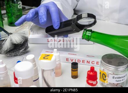 Esperto di polizia diventa campione di sangue dalla bottiglia di vetro in Criminalistic Lab Foto Stock