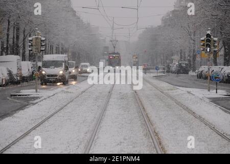 Lipsia, Germania. 09 gennaio 2021. Karl Liebknecht Street. Le cascate di neve hanno trasformato Messestadt in un paese delle meraviglie invernali. Credit: Sebastian Willnow/dpa-Zentralbild/dpa/Alamy Live News Foto Stock