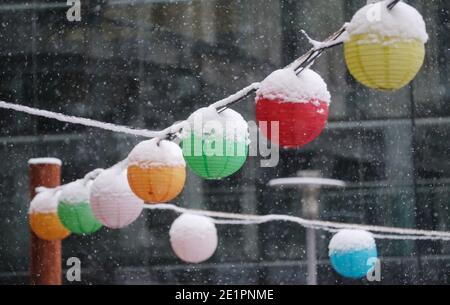 Lipsia, Germania. 09 gennaio 2021. Lampade innevate di un ristorante. Le cascate di neve hanno trasformato Messestadt in un paese delle meraviglie invernali. Credit: Sebastian Willnow/dpa-Zentralbild/dpa/Alamy Live News Foto Stock