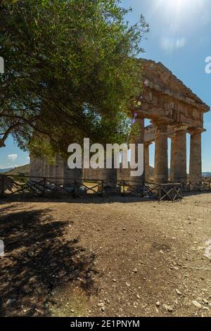 Tempio di Segesta nella retroilluminazione Foto Stock