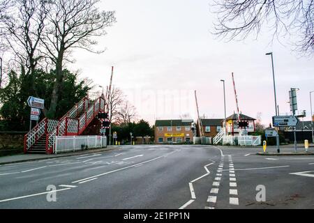 OAKHAM, RUTLAND, INGHILTERRA - 25 dicembre 2020: Attraversamento del livello di Oakham Foto Stock