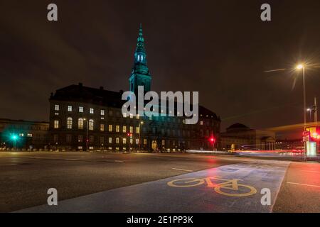 Traffico che passa il Castello di Christiansborg nel centro di Copenhagen, casa danese del parlamento danese Foto Stock