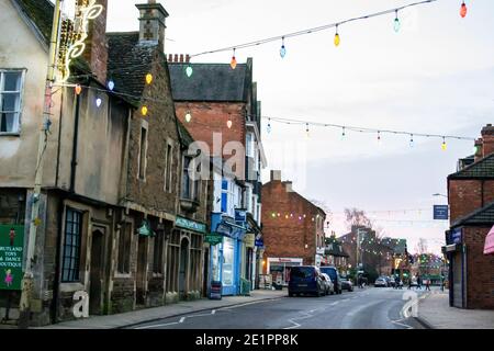 OAKHAM, RUTLAND, INGHILTERRA - 25 dicembre 2020: Oakham High Street a Natale Foto Stock