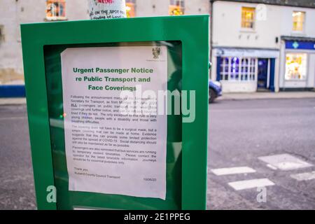 OAKHAM, RUTLAND, INGHILTERRA - 25 dicembre 2020: Avviso del Consiglio della Contea di Rutland presso una fermata dell'autobus nel centro di Oakham, che informa i passeggeri che devono wea Foto Stock