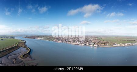 Vista panoramica aerea del fiume Crouch che guarda su Burnham Su crouch su un lato e Wallasea Island sul altro Foto Stock