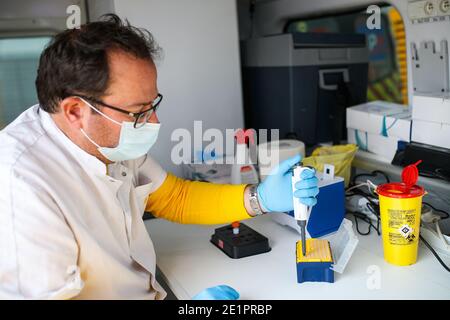 Hal'il, Italia. 9 gennaio 2021. Laboratorio di test PCR nel bivacco durante il giorno di riposo della Dakar 2021 a Ha'il, in Arabia Saudita il 9 gennaio 2021 - Foto Julien Delfosse/DPPI/LM Credit: Gruppo editoriale LiveMedia/Alamy Live News Foto Stock