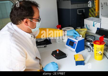 Hal'il, Italia. 9 gennaio 2021. Laboratorio di test PCR nel bivacco durante il giorno di riposo della Dakar 2021 a Ha'il, in Arabia Saudita il 9 gennaio 2021 - Foto Julien Delfosse/DPPI/LM Credit: Gruppo editoriale LiveMedia/Alamy Live News Foto Stock