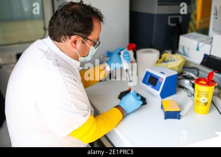 Hal'il, Italia. 9 gennaio 2021. Laboratorio di test PCR nel bivacco durante il giorno di riposo della Dakar 2021 a Ha'il, in Arabia Saudita il 9 gennaio 2021 - Foto Julien Delfosse/DPPI/LM Credit: Gruppo editoriale LiveMedia/Alamy Live News Foto Stock