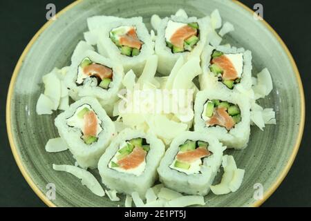 Vari tipi di sushi serviti, vista ravvicinata Foto Stock