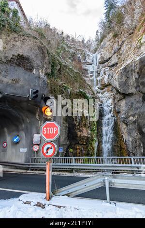hallstatt, austria, 08 gennaio 2021, cascata vicino alla città vecchia Foto Stock