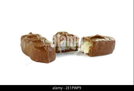 Barretta di cioccolato con cocco - isolata su sfondo bianco. Foto Stock