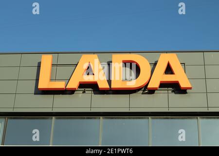 Mosca, Russia - 5 dicembre 2020: Logo della società automobilistica LADA, Editoriale illustrativo. Foto Stock