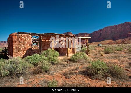 Casa in rovina al ranch abbandonato nei pressi di Jacobs acqua di piscina ben a Vermiglio scogliere monumento nazionale, Arizona, Stati Uniti d'America Foto Stock