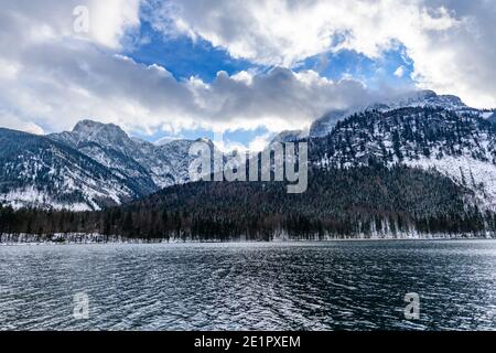 vista panoramica del lago vorderer langbathsee vicino ebensee in la regione alta austriaca salzkammergut Foto Stock