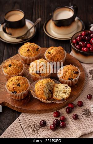 Semi di chia fatti in casa e muffin ai mirtilli rossi. Foto Stock