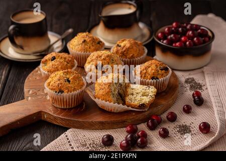 Semi di chia fatti in casa e muffin ai mirtilli rossi. Foto Stock