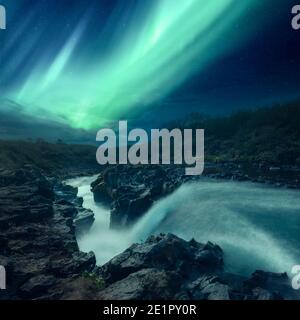 Aurora Borealis su un fiume in Islanda Foto Stock