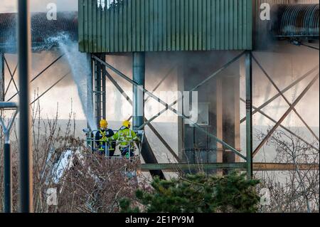 Ringaskiddy, Cork, Irlanda. 9 gennaio 2021. Ringaskiddy, un grande incendio nel porto di Cork, è stato messo sotto controllo. Si ritiene che l'incendio sia iniziato in un impianto di alimentazione degli animali presso la R&H Hall. Non sono state segnalate lesioni. Il porto è stato evacuato. Credit: AG News/Alamy Live News Foto Stock