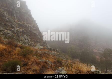 Paesaggio con nebbia in Penha Garcia. Il Portogallo. Foto Stock