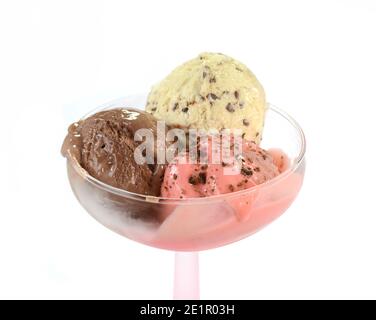 palline di gelato in vetro trasparente su sfondo bianco. Foto Stock