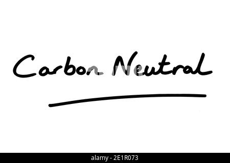 Carbon Neutral scritto a mano su sfondo bianco. Foto Stock