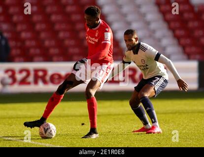 Sammy Ameobi della Foresta di Nottingham (a sinistra) e la battaglia di Leandro Bacuna della città di Cardiff per la palla durante la terza partita della fa Cup Emirates a City Ground, Nottingham. Foto Stock