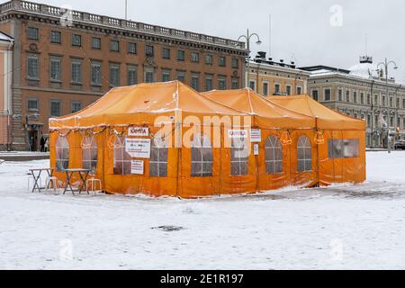 Tenda da caffè arancione in Piazza del mercato in inverno. Helsinki, Finlandia. Foto Stock