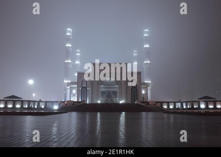 Ingresso alla moschea in misteriosa notte di nebbia. Foto Stock