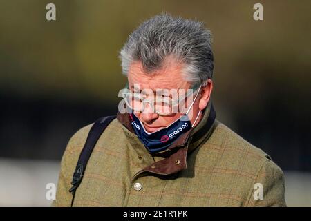 L'allenatore Paul Nicholls si pone all'ippodromo di Kempton Park. Foto Stock