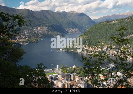 Como - la città e il lago di Como sotto le alpi. Foto Stock