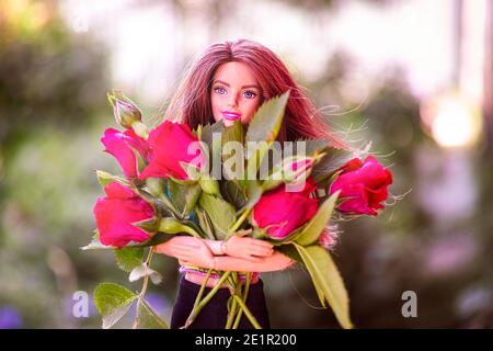 Tambov, Federazione Russa - 2020 giugno 12 Brunette Barbie bambola con bouquet di rose rosse all'aperto. Foto Stock