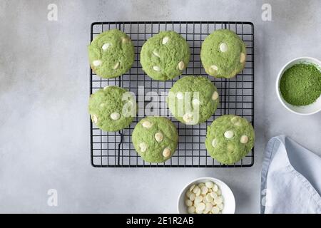 biscotti tisane verdi sulla griglia di raffreddamento Foto Stock
