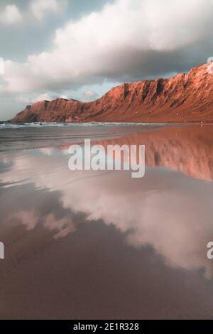 Spiaggia di Famara al tramonto a Lanzarote Foto Stock