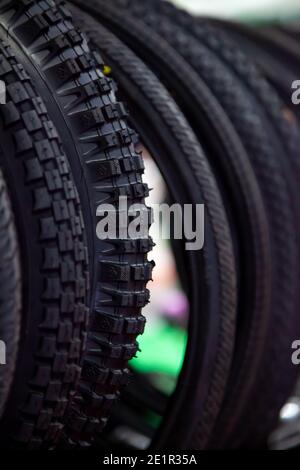 Pneumatici per biciclette in primo piano. Struttura degli pneumatici Foto Stock