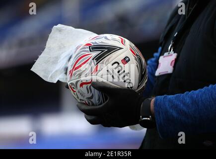Una palla da partita viene sanitizzata durante la terza partita della Coppa Emirates fa a Goodison Park, Liverpool. Foto Stock
