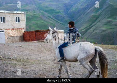 Vita quotidiana nel villaggio più alto dell'Azerbaigian. Khinalig villaggio, Quba regione, Azerbaigian. Foto Stock