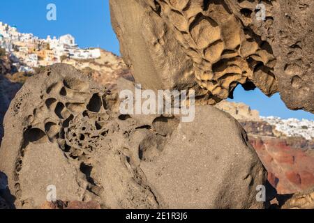 Santorini - il look di Oia attraverso i massi di pietra pomice. Foto Stock