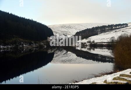 Lago artificiale inferiore di Ogden dal muro della diga in inverno vicino al villaggio di Barley sul percorso per Pendle Hill a Ogden Clough, Lancashire. REGNO UNITO. Foto Stock