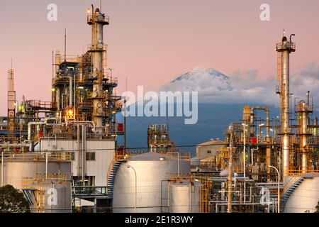 Mt. Fuji, Giappone visto da dietro le fabbriche al crepuscolo. Foto Stock