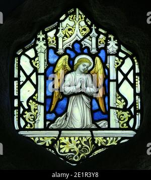 Vetrata di James Powell & Sons raffigurante un angelo che prega. Chiesa di St Juliot, vicino a Boscastle, Cornovaglia, Inghilterra Foto Stock