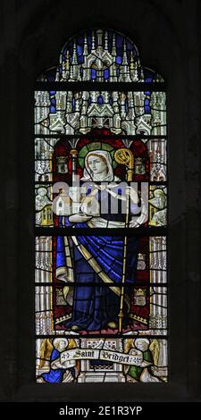 Una vetrata di Burlison e Gryll raffigurante Saint Bridget, Exeter Cathedral, Devon, Inghilterra Foto Stock