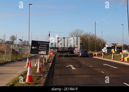 Ashford, Kent, Regno Unito. 09 gennaio 2021. L'impianto di frontiera interna di Sevington accetta ora un flusso costante di autocarri che hanno preso il raccordo 10a, uscendo dall'autostrada M20 e pronti per il controllo delle frontiere. Photo Credit: Paul Lawrenson/Alamy Live News Foto Stock