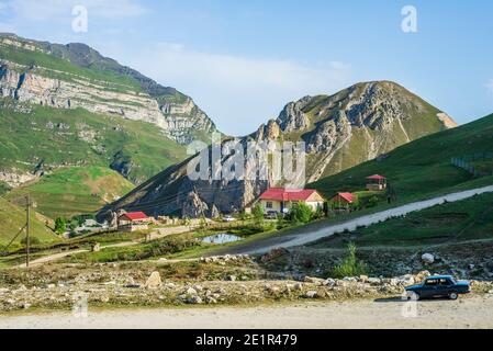 La vista sul villaggio di Laza, Qusar distretto, Azerbaigian. Il villaggio è situato nella valle vicino Shahdagh, una delle montagne più alte in Azerbaigian Foto Stock