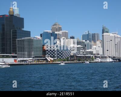 SYDNEY, AUSTRALIA - 15 NOVEMBRE: Vista laterale dello skyline di Sydney dall'acqua il 18 novembre 2005 a Sydney, Australia. Foto Stock