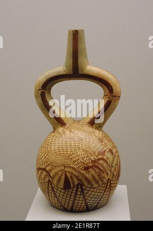 Vaso decorato con un scena di caccia. Un cervo cade in una rete dopo essere penetrato da un proiettile. Cultura moche (100 a.C.-700 d.C.). Recipiente con tubo a staffa. Ceramica. Perù. Museo delle Americhe. Madrid, Spagna. Foto Stock