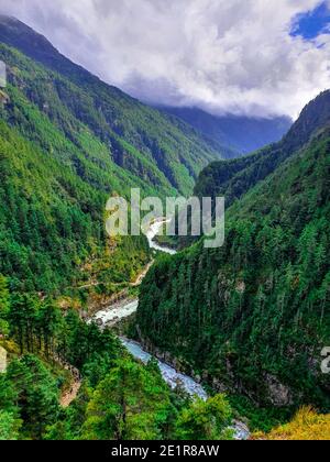 Viaggio ad alta quota / fotografia di paesaggio durante una spedizione di trekking e arrampicata attraverso l'Himalaya in Nepal. Foto Stock