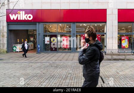 REGNO UNITO. 8 gennaio 2021. Una signora cammina oltre Wilko homewares e negozio di beni per la casa in Galles. Il nuovo, ceppo altamente contagioso del virus ha preso una posizione di rilievo in Galles. Un test su quattro torna positivo. La restrizione di livello quattro è serrata e il blocco continuerà fino al 29 gennaio. Credit: SOPA Images Limited/Alamy Live News Foto Stock