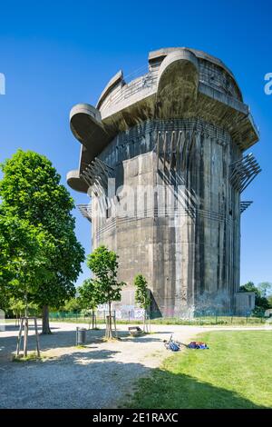 Una delle famose torri di flak della seconda guerra mondiale ad Augarten a Vienna, Austria con cielo blu. Foto Stock